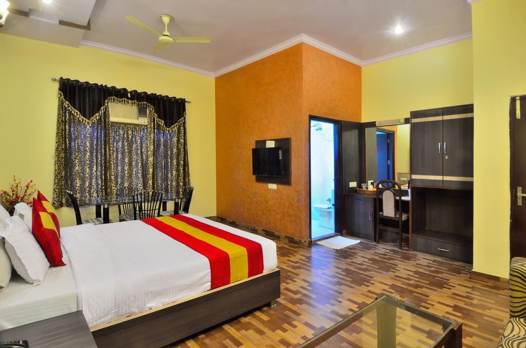 Hotel Roopa International Амритсар Экстерьер фото
