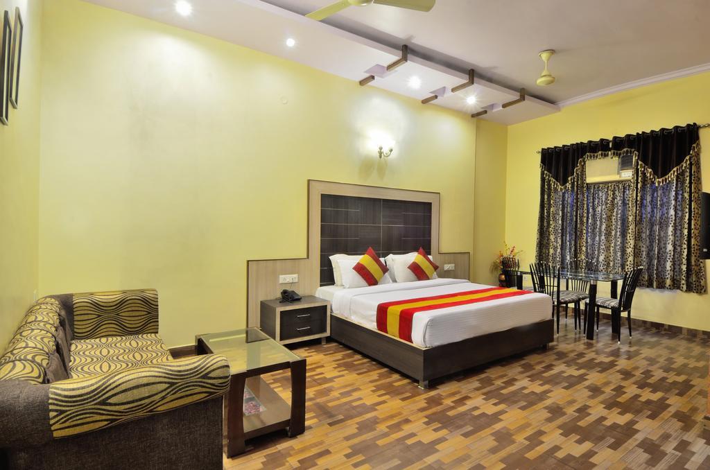 Hotel Roopa International Амритсар Экстерьер фото