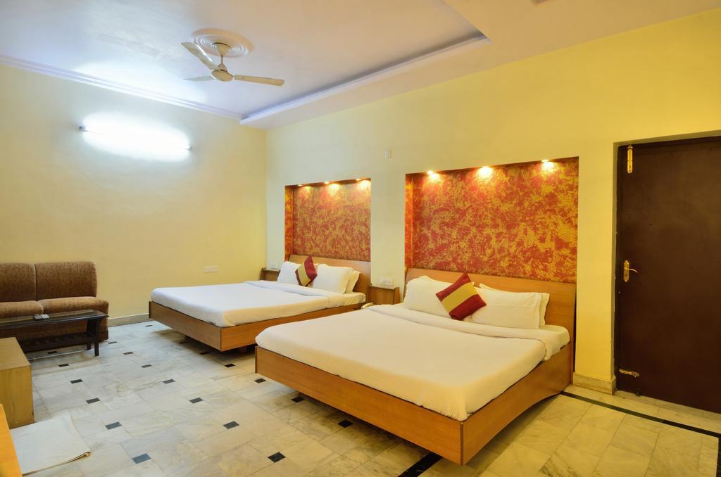 Hotel Roopa International Амритсар Экстерьер фото