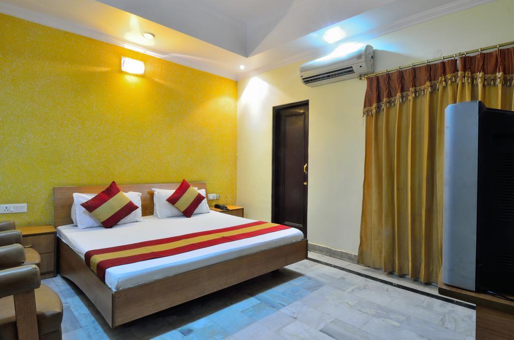 Hotel Roopa International Амритсар Экстерьер фото