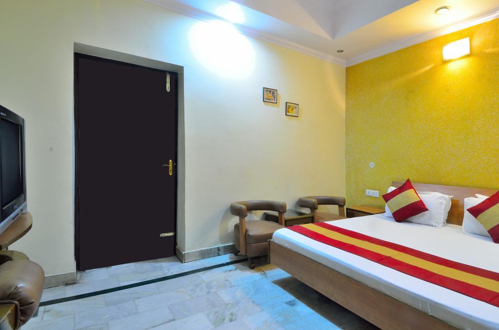 Hotel Roopa International Амритсар Экстерьер фото